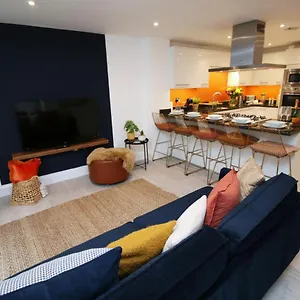 Townhouse Retreat: Luxury With Garden Bath
